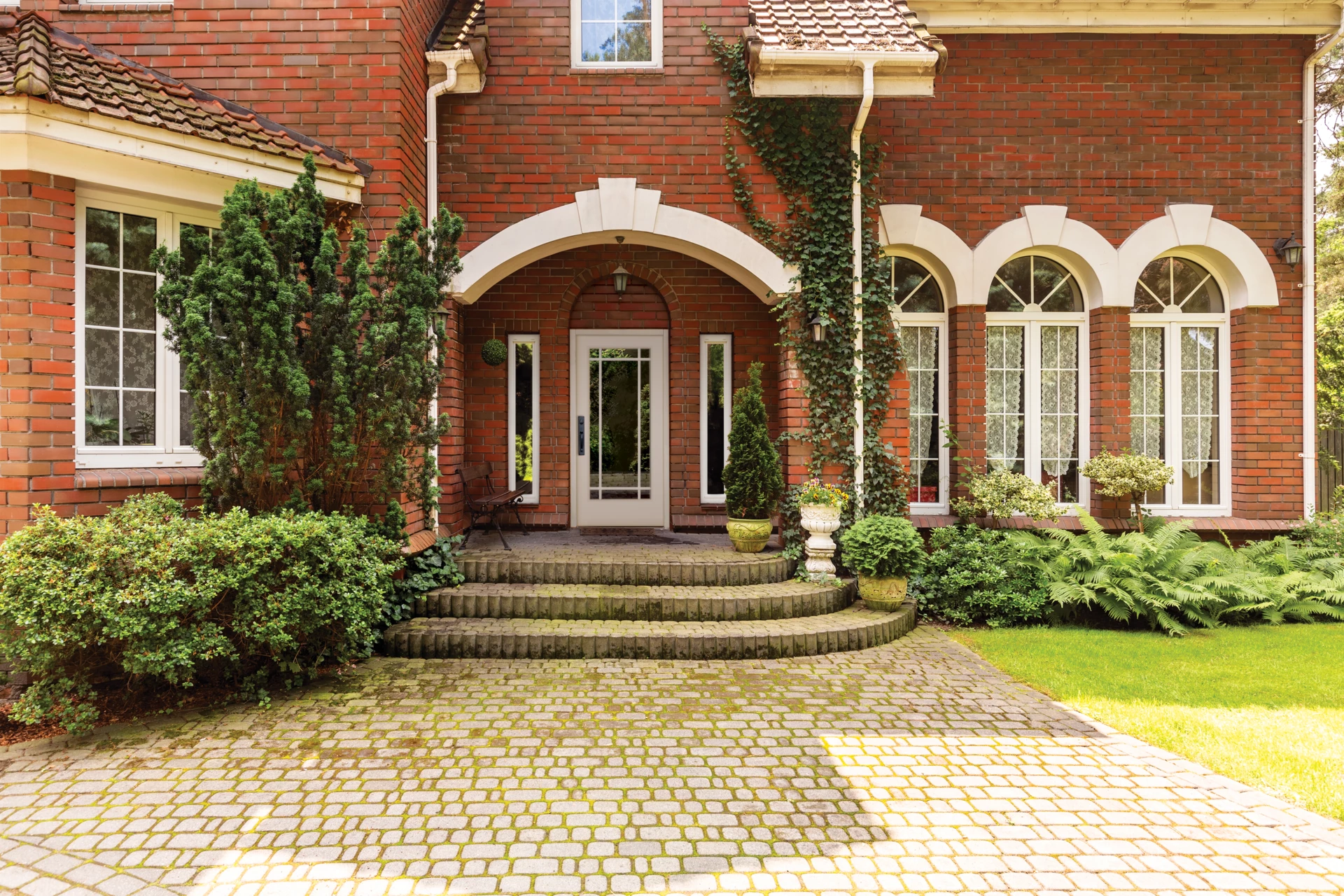 How to Choose the Best Hardware for Your Front Door