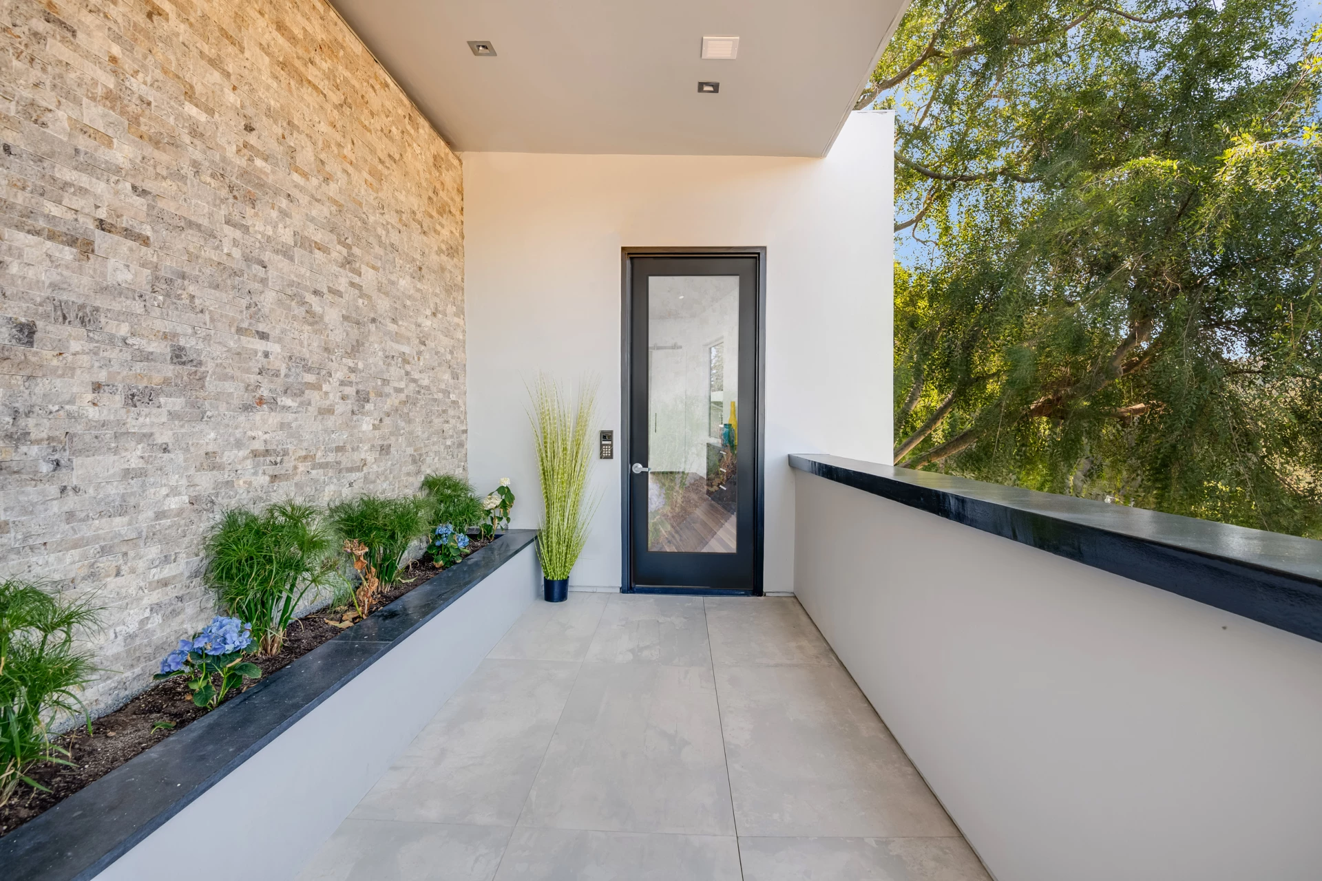 Transforming Your Entryway: Inspiring Front Door Makeover Ideas to Enhance Curb Appeal