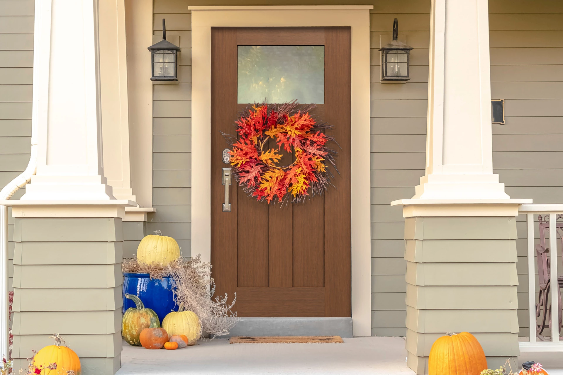 Welcoming the Season: Easy and Charming Fall Front Door Decor Ideas