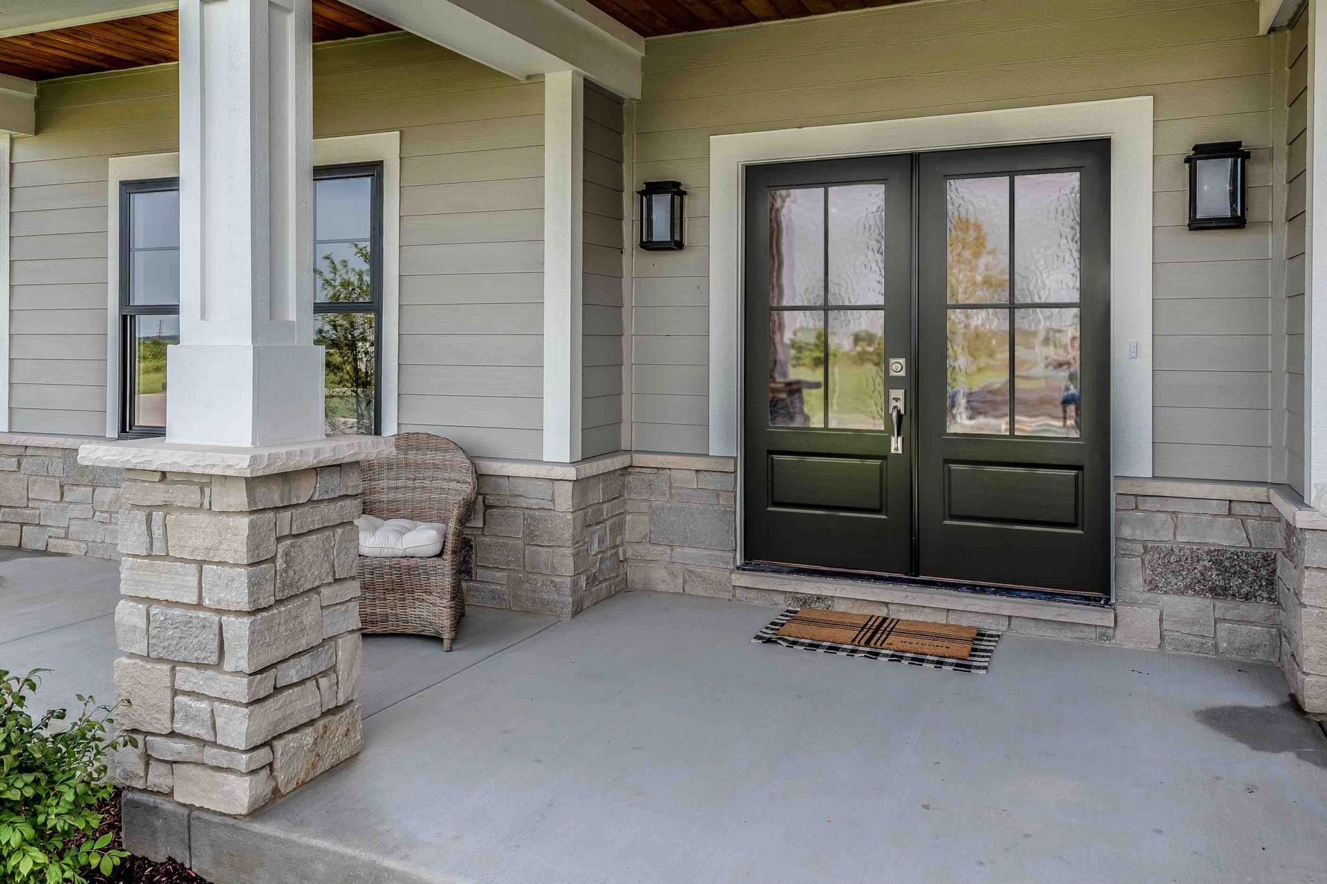 The Art of Outdoor Entertaining: Hosting Memorable Gatherings in Your Entry Space